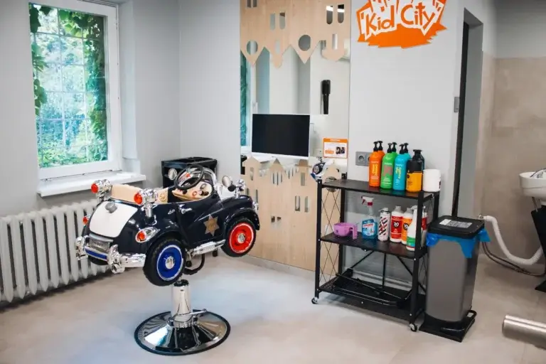 Kącik dla dzieci z fotelikiem-autem w salonie Haircut Express na Ursynowie