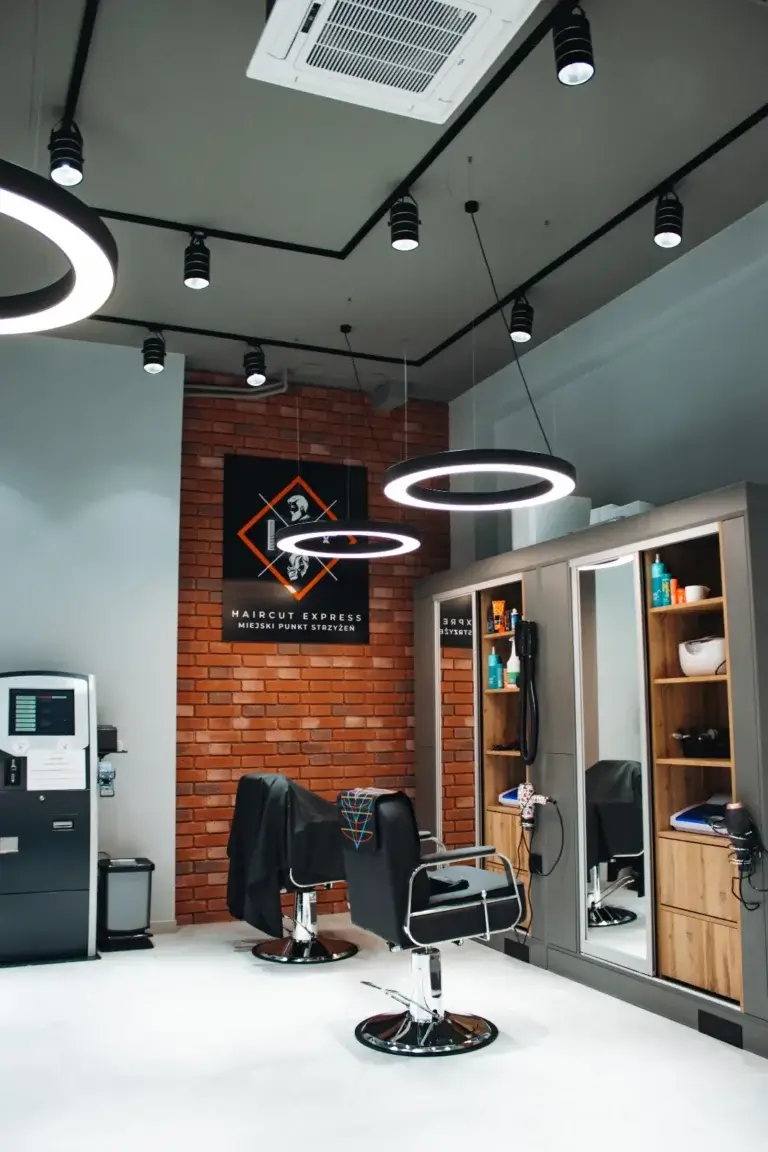 Stanowiska fryzjerskie w salonie Haircut Express przy Pasażu Ursynowskim 7
