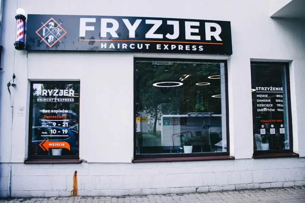 Wejście do salonu fryzjerskiego Haircut Express przy Pasażu Ursynowskim 7 na Ursynowie