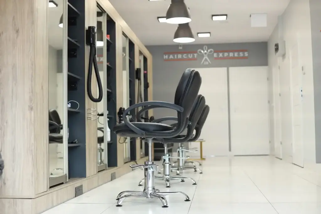 Stanowiska fryzjerskie w salonie Haircut Express przy al. Rzeczypospolitej 18 w Wilanowie