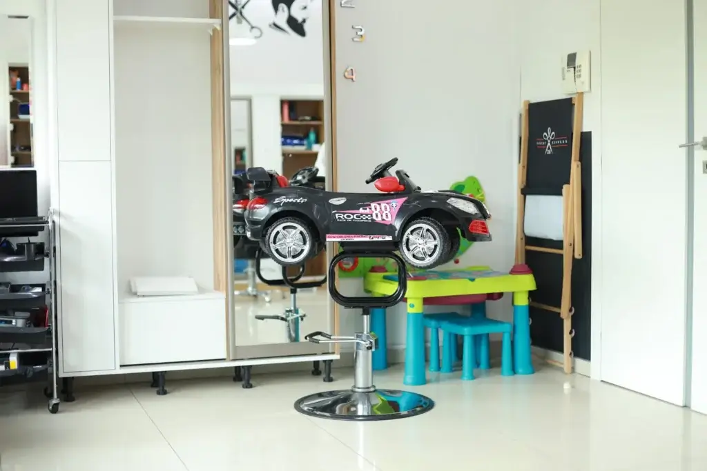 Kącik dla dzieci z fotelikiem-samochodem w salonie Haircut Express przy ul. Sarmackiej 16 w Wilanowie