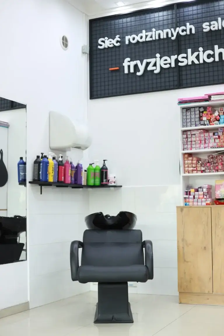 Myjnia w salonie fryzjerskim Haircut Express przy ul. Sarmackiej 16