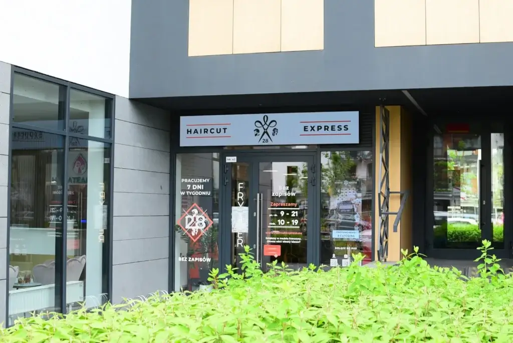 Wejście do salonu fryzjerskiego Haircut Express przy ul. Jana Kazimierza 29 na Woli (Odolany)