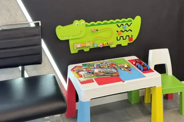 Kącik dla dzieci ze stolikiem w salonie Haircut Express przy ul. Siedmiogrodzkiej 1 na Woli
