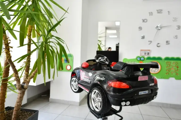 Fotelik-samochód do strzyżenia dzieci w salonie Haircut Express przy ul. Żelaznej 75