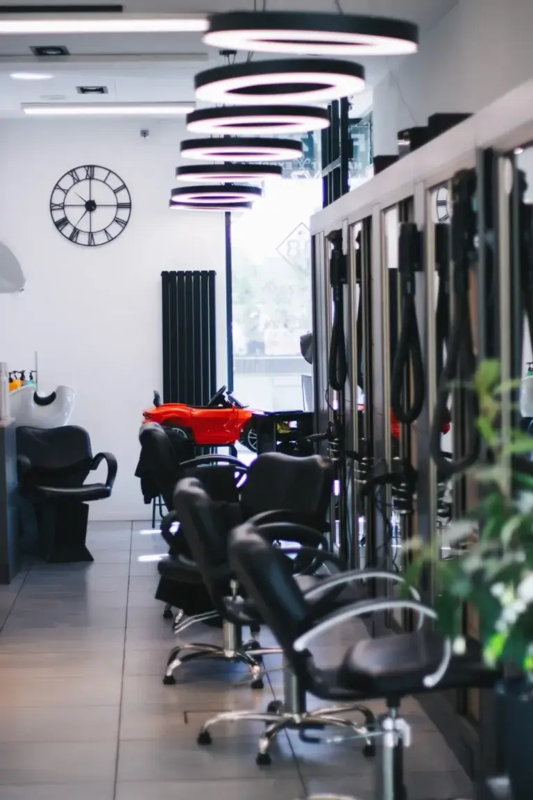 Stanowiska fryzjerskie i myjnia w salonie Haircut Express przy ul. Przasnyskiej 4