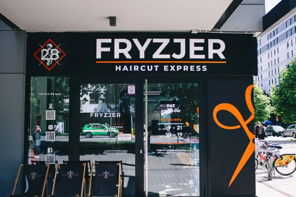 Wejście do salonu fryzjerskiego Haircut Express przy ul. Przasnyskiej 4 na Żoliborzu