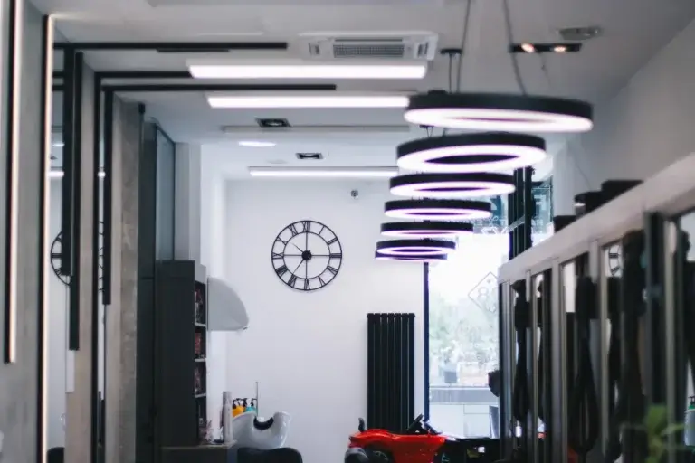 Wnętrze salonu fryzjerskiego Haircut Express przy ul. Przasnyskiej 4
